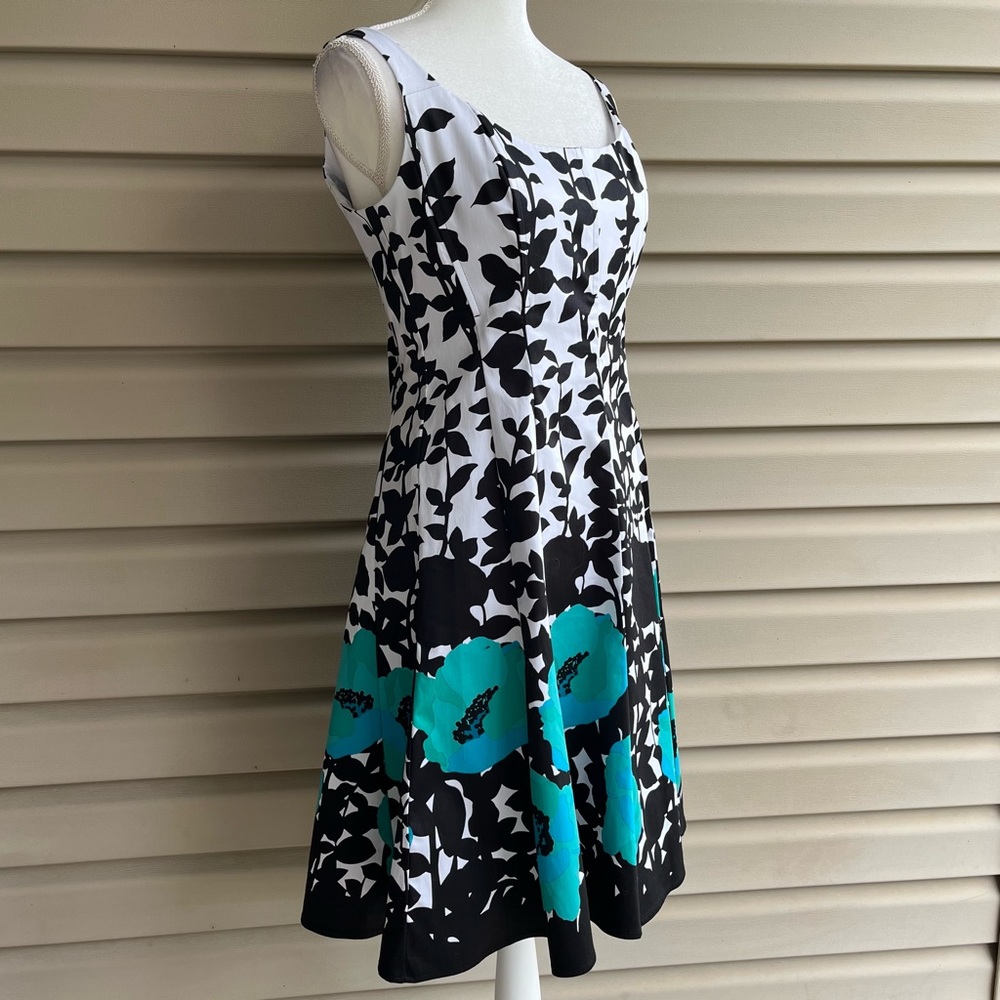 •Nine West• Sleeveless Floral Fit and Flare Dress - Size 12 - Picture 4 of 9